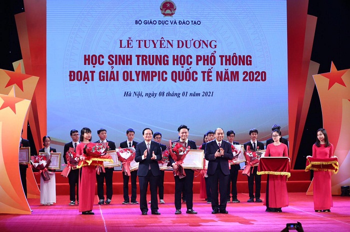 Thủ tướng Chính phủ Nguyễn Xuân Phúc và Bộ trưởng Bộ GDĐT Phùng Xuân Nhạ tặng Bằng khen cho các học sinh đoạt giải Olympic quốc tế năm 2020